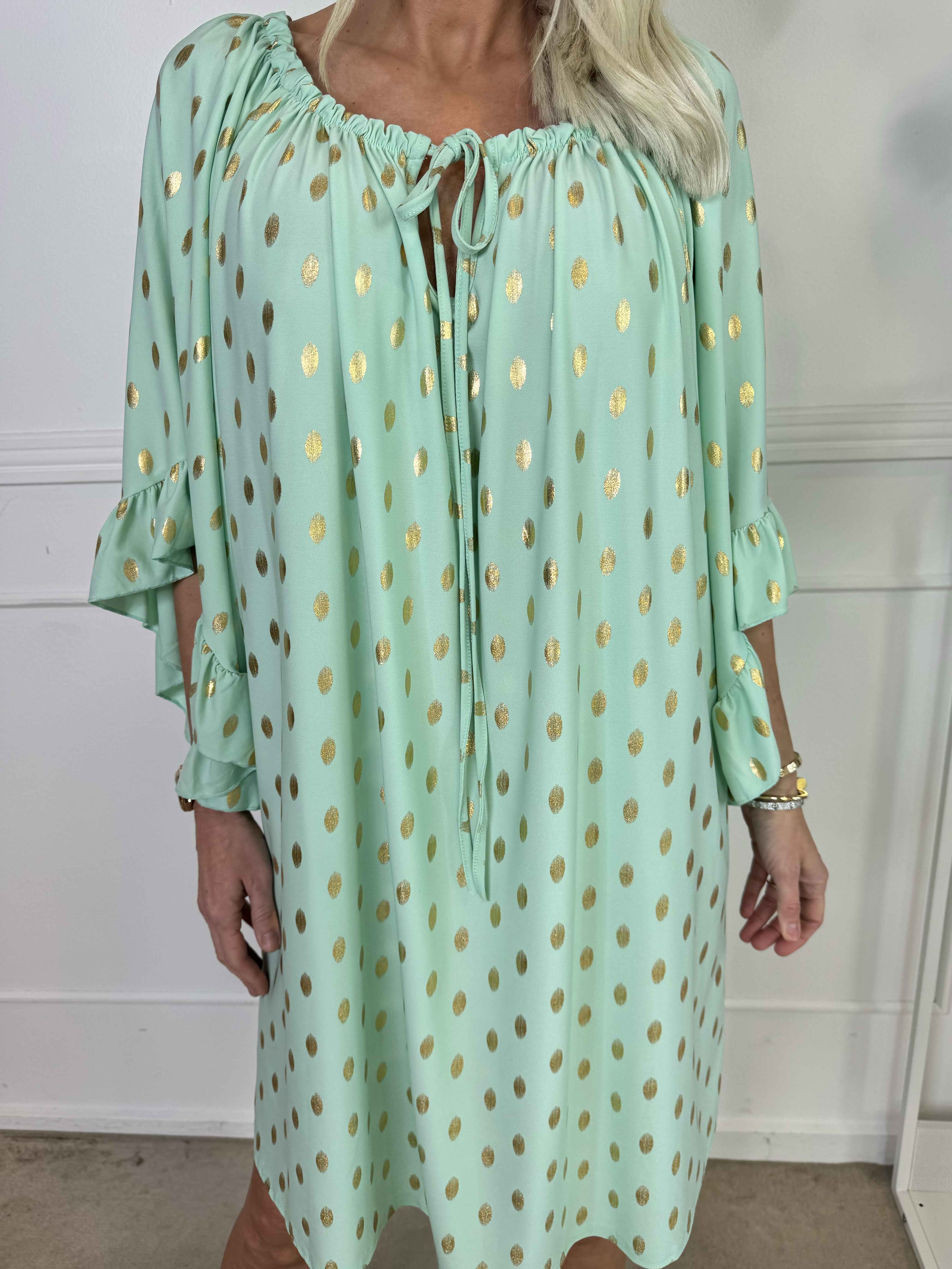 Yasma - Elastisk tunikaklänning med guldprickar och volangärmar